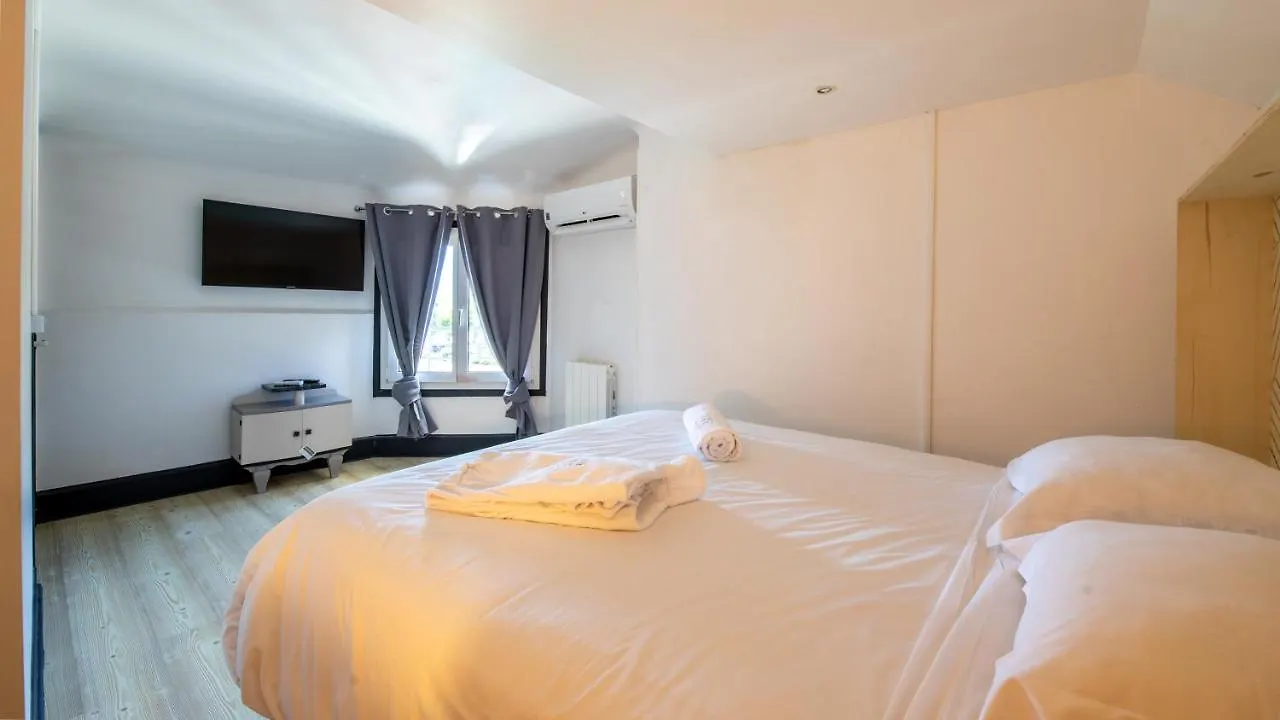 Mamie Jane suite deluxe face au lac Tresserve 0*,