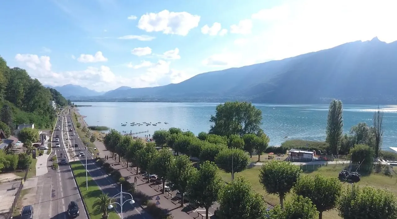 Mamie Jane Suite Deluxe Face Au Lac Tresserve 0*,  Francja